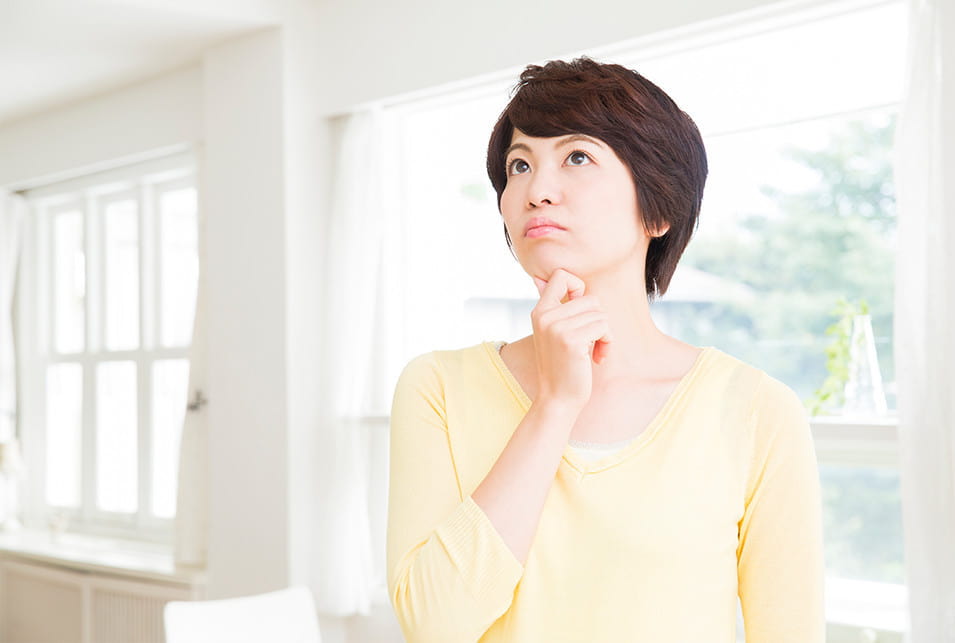 考えている女性