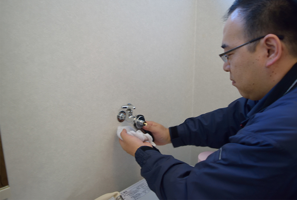 洗濯水栓の交換作業の様子