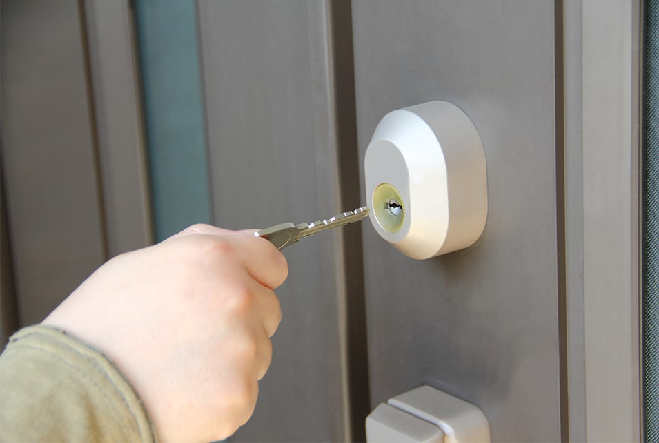 鍵穴にかぎをさそうとしている
