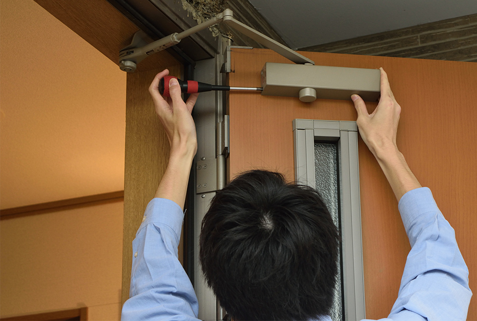 玄関ドアがバタンと閉まる原因と防止する方法 | レスキューラボ